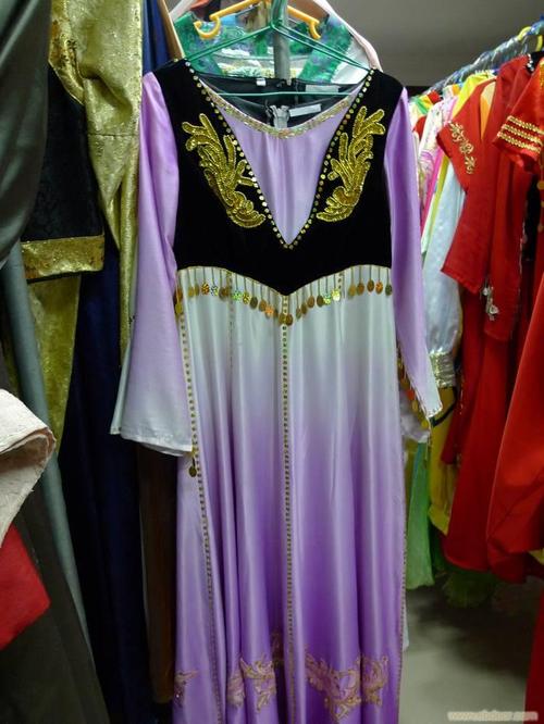 南京涵子演出服飾中心是集設計,制作,銷售,租借舞臺演出服裝